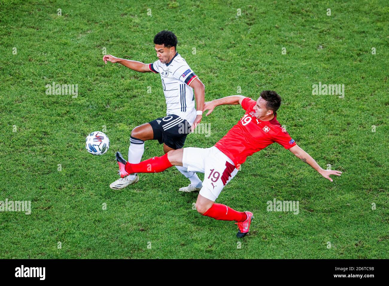 Serge Gnabry (Allemagne, le.) lutte pour le ballon contre Mario Gavranovic (Suisse), football Allemagne contre Sussisse Banque D'Images