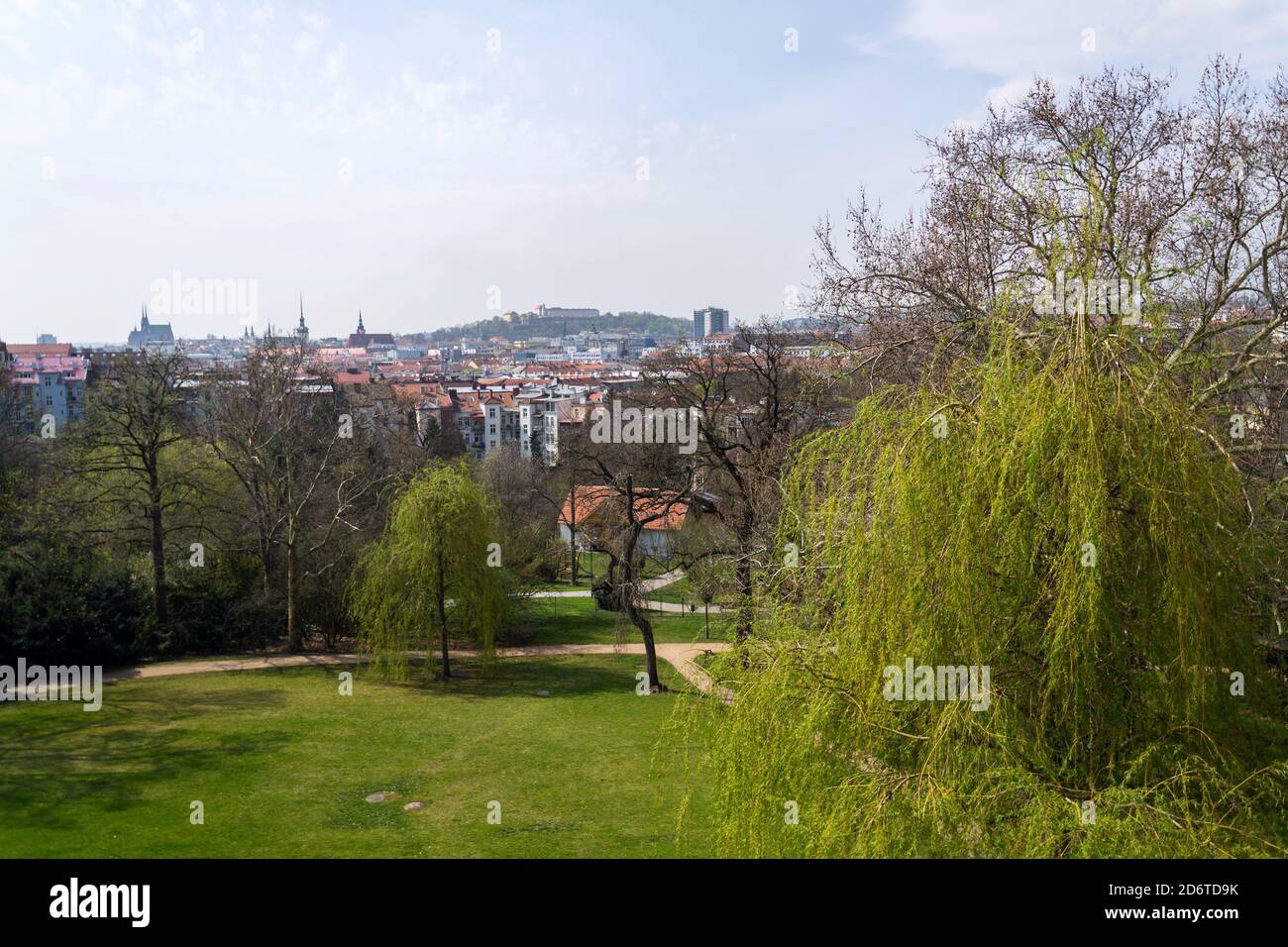 Vue sur le château de Spilberk depuis le jardin de la Villa Tugendhat par l'architecte Ludwig Mies van der Rohe construit en 1929-1930, architecture fonctionnaliste moderne Banque D'Images