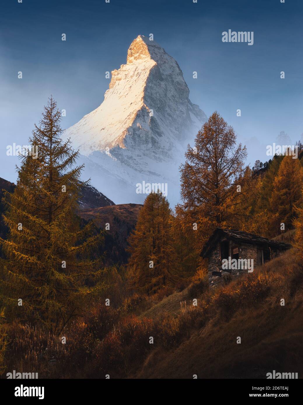 Le puissant Cervin se révèle sur un lever de soleil d'automne brumeux. Banque D'Images