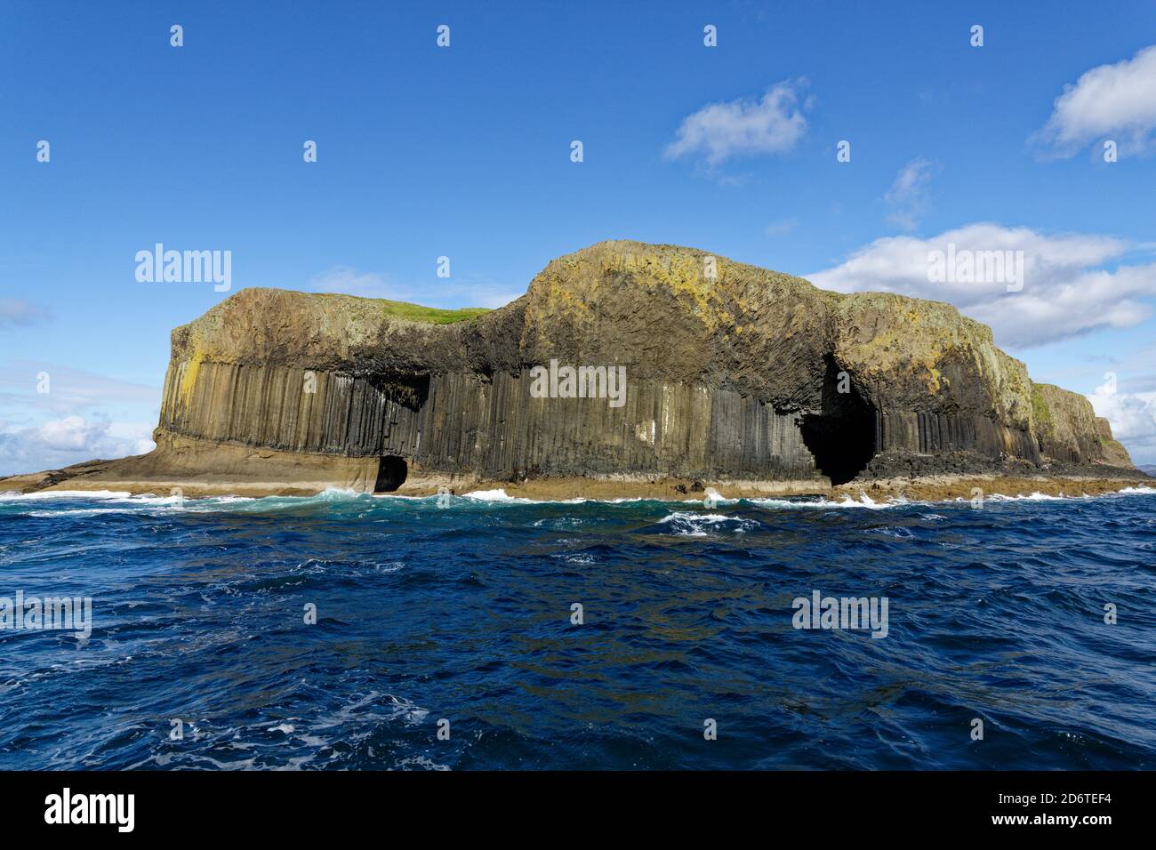 L'île de Staffa au large de la côte de Mull dans les Hébrides intérieures affiche sa géologie impressionnante dans une série de colonnes de basalte hexagonales. Banque D'Images