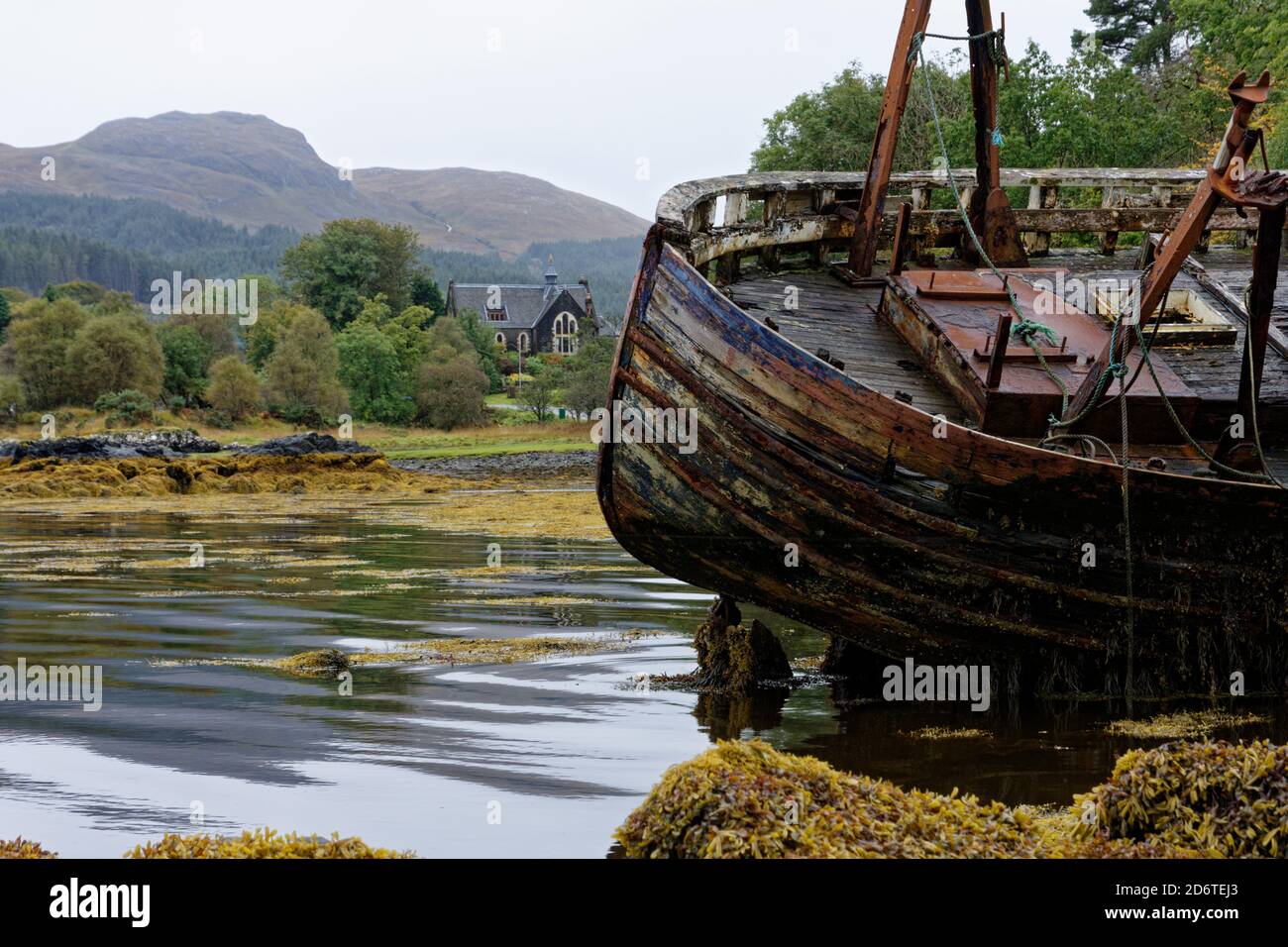 Vieux bateau de pêche en bois abandonné et en décomposition à Salen on L'île de Mull dans les Hébrides intérieures en Occident Écosse Banque D'Images