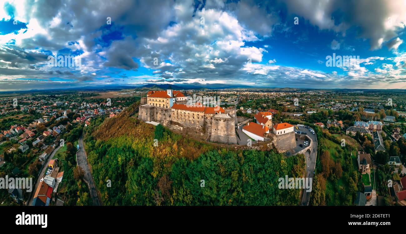 Vue aérienne du château médiéval sur la montagne dans la petite ville européenne en automne. Panorama du château de Palanok, Mukachevo, Ukraine Banque D'Images