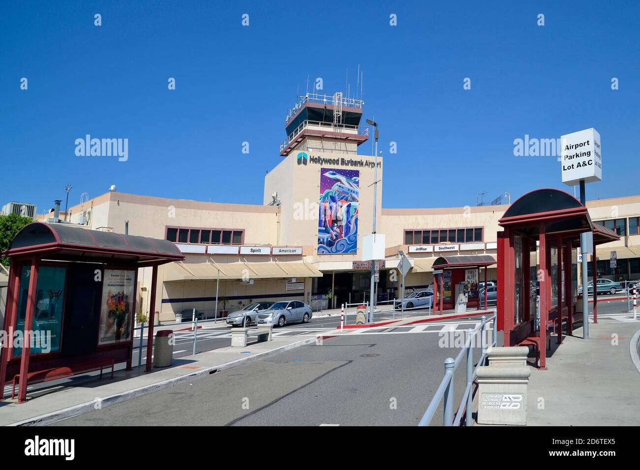 Los Angeles, CA, USA - 20 septembre 2020 : terminal A de l'aéroport de Hollywood Burbank, ancien aéroport Bob Hope, dessert le centre-ville et le Grand Los Angeles Banque D'Images