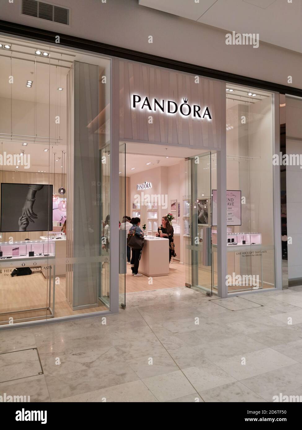 AUCKLAND, NOUVELLE-ZÉLANDE - 01 mai 2019: Auckland / Nouvelle-Zélande - 2 mai 2019: Boutique de bijoux Pandora au centre-ville de Botany offrant une gamme de breloques, soutien-gorge Banque D'Images