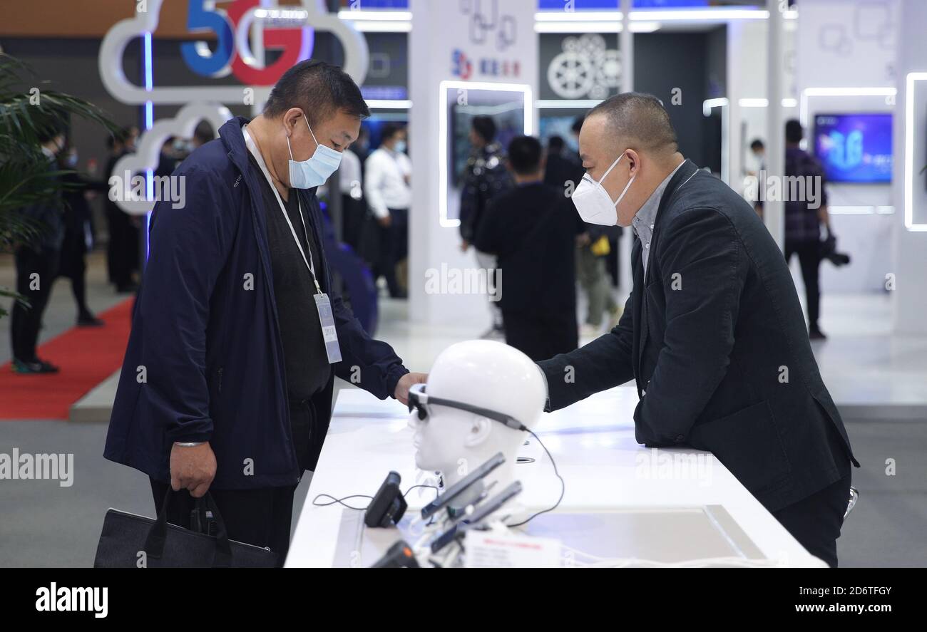 (201019) -- SHENYANG, 19 octobre 2020 (Xinhua) -- UN visiteur regarde une exposition lors de la Conférence mondiale sur l'Internet industriel de 2020 à Shenyang, capitale de la province de Liaoning, dans le nord-est de la Chine, le 18 octobre 2020. (Xinhua/long Lei) Banque D'Images