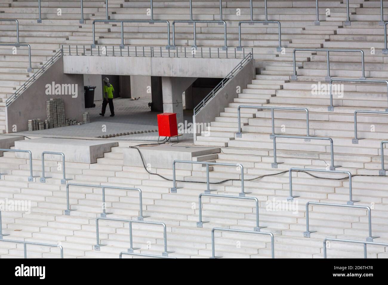 Fribourg, Allemagne. 16 octobre 2020. Après le travail, un ouvrier de construction traverse le chantier de construction du nouveau stade de SC Freiburg. Le (club sportif) SC Freiburg construit un nouveau stade près du parc des expositions de Fribourg. La construction a toutefois fait la une des journaux, quand les résidents voulaient que les matchs de l'équipe de football Bundesliga du soir et du dimanche soient interdits par une pétition d'urgence en raison de la pollution par le bruit. Credit: Philipp von Ditfurth/dpa/Alay Live News Banque D'Images