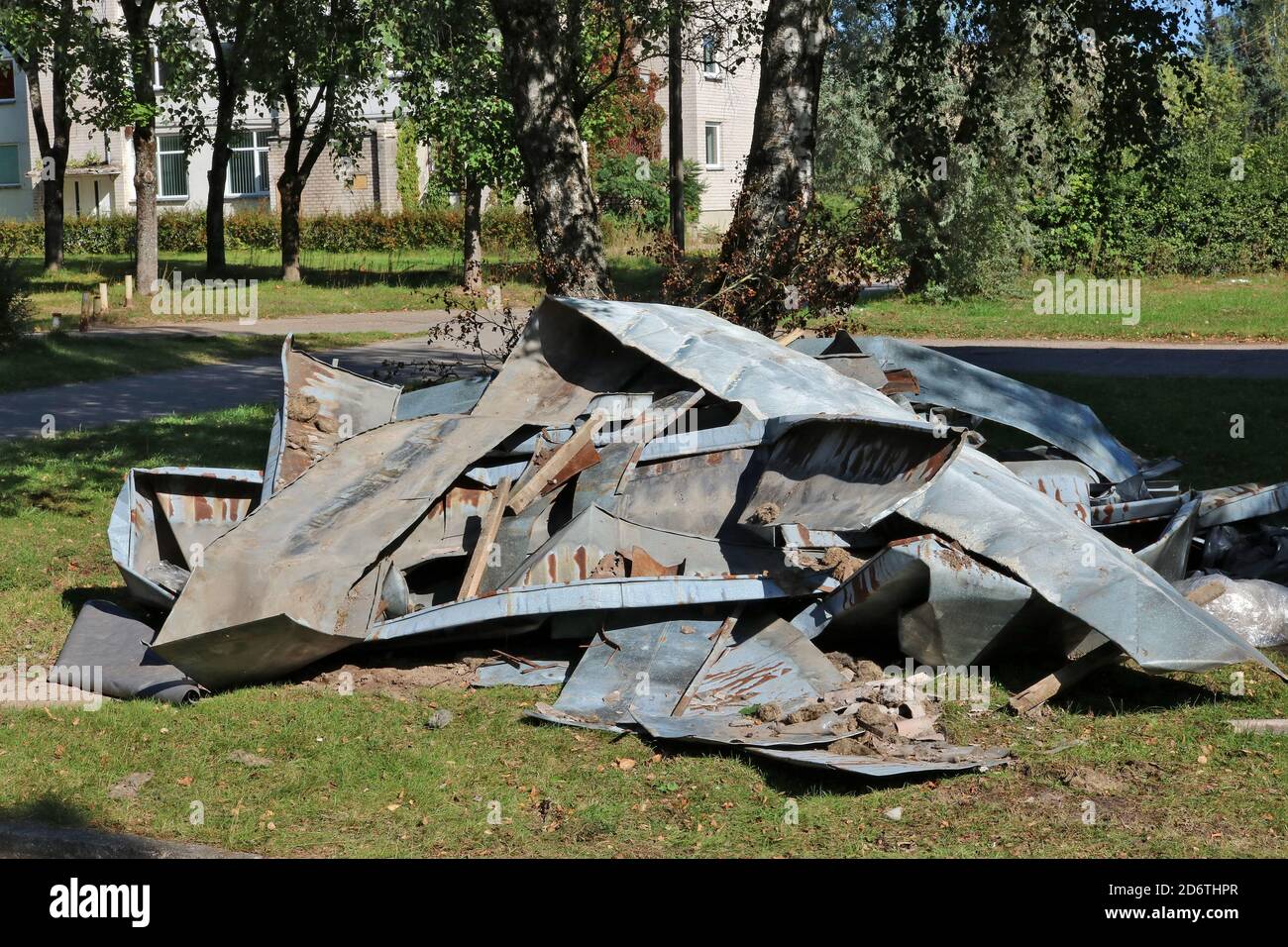 De vieilles feuilles rouillées de fer de toiture dans une décharge après rénovation d'un bâtiment résidentiel Banque D'Images