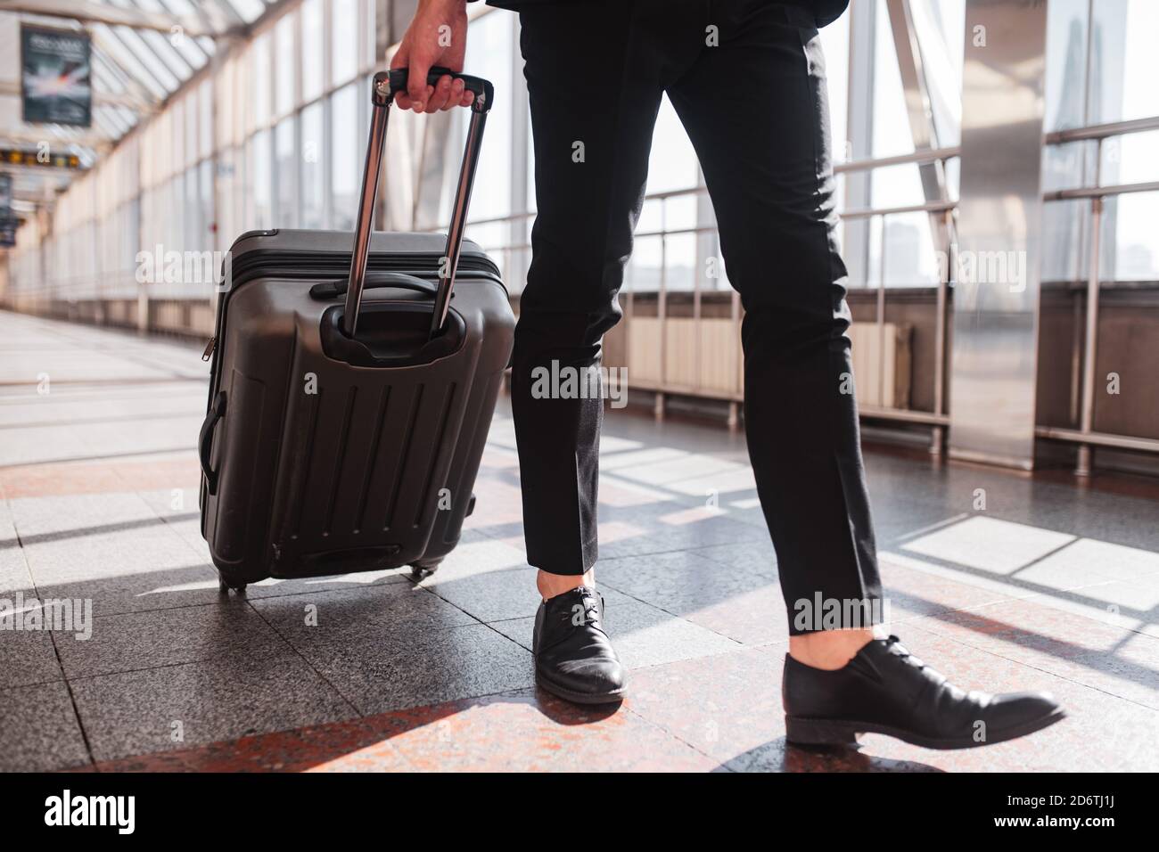 Homme transportant sa valise à l'aéroport Banque D'Images
