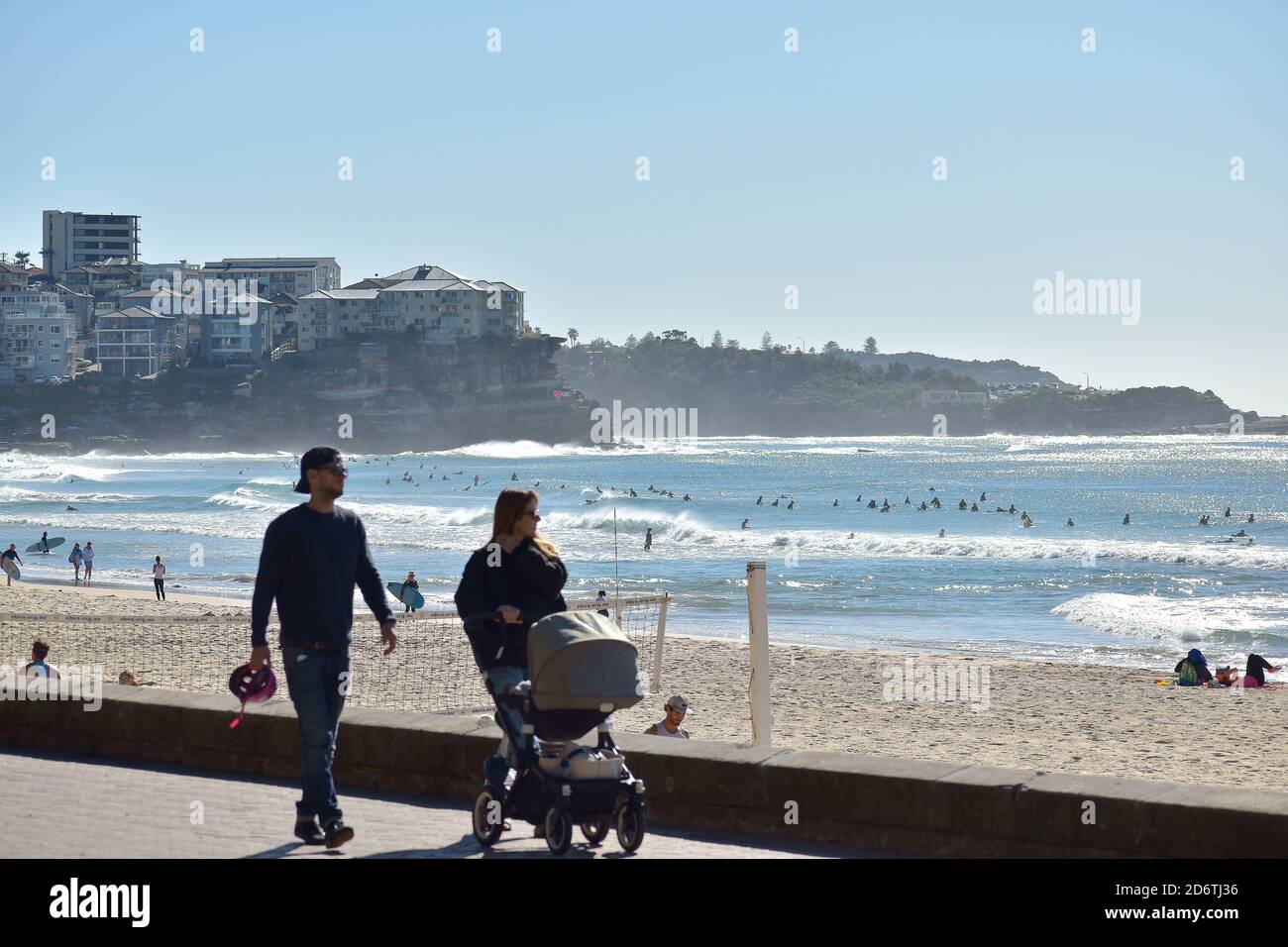 SYDNEY, AUSTRALIE - 12 mai 2019 : Sydney / Australie - 12 2019 mai : vue de couple marchant le long de Manly Beach avec des vagues de surf en arrière-plan Banque D'Images