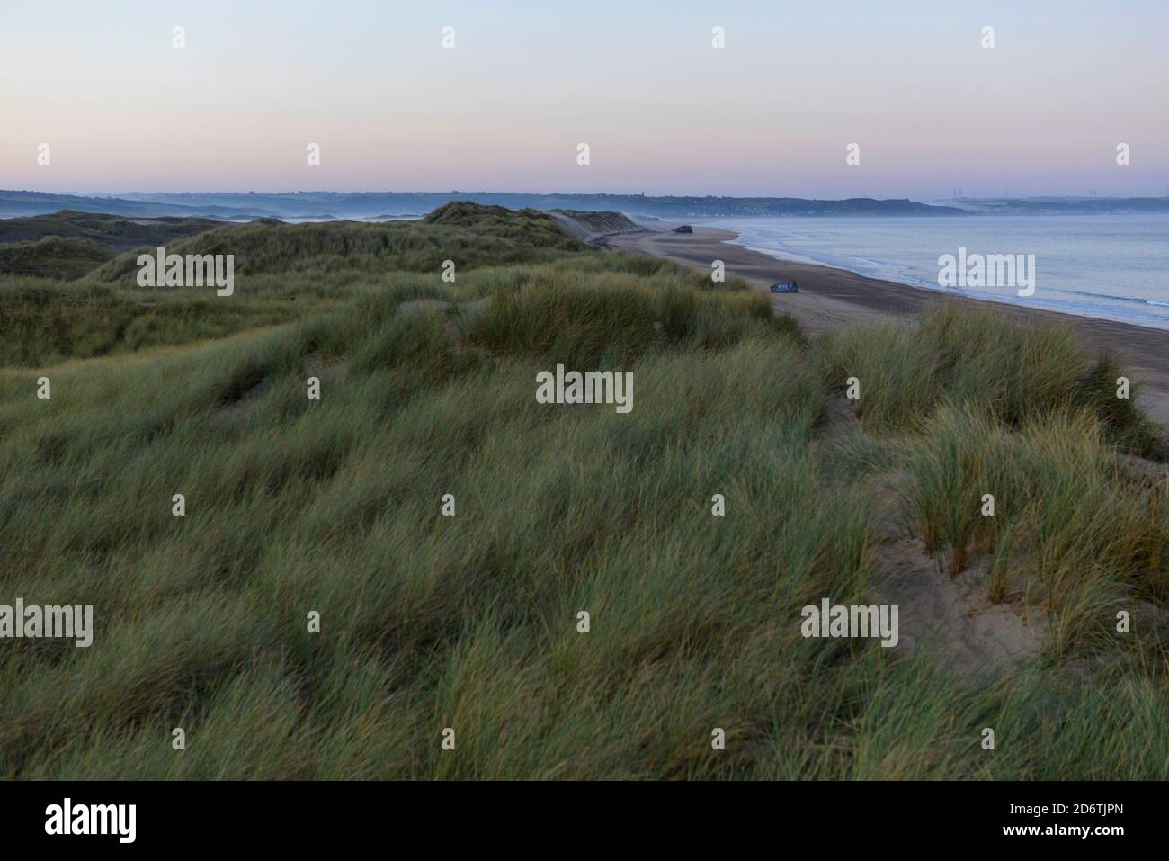 Les dunes de Biville le long de la côte normande, sur la péninsule du Cotentin. Vue d'ensemble des dunes de Biville au crépuscule. Le site est une zone naturelle protégée Banque D'Images