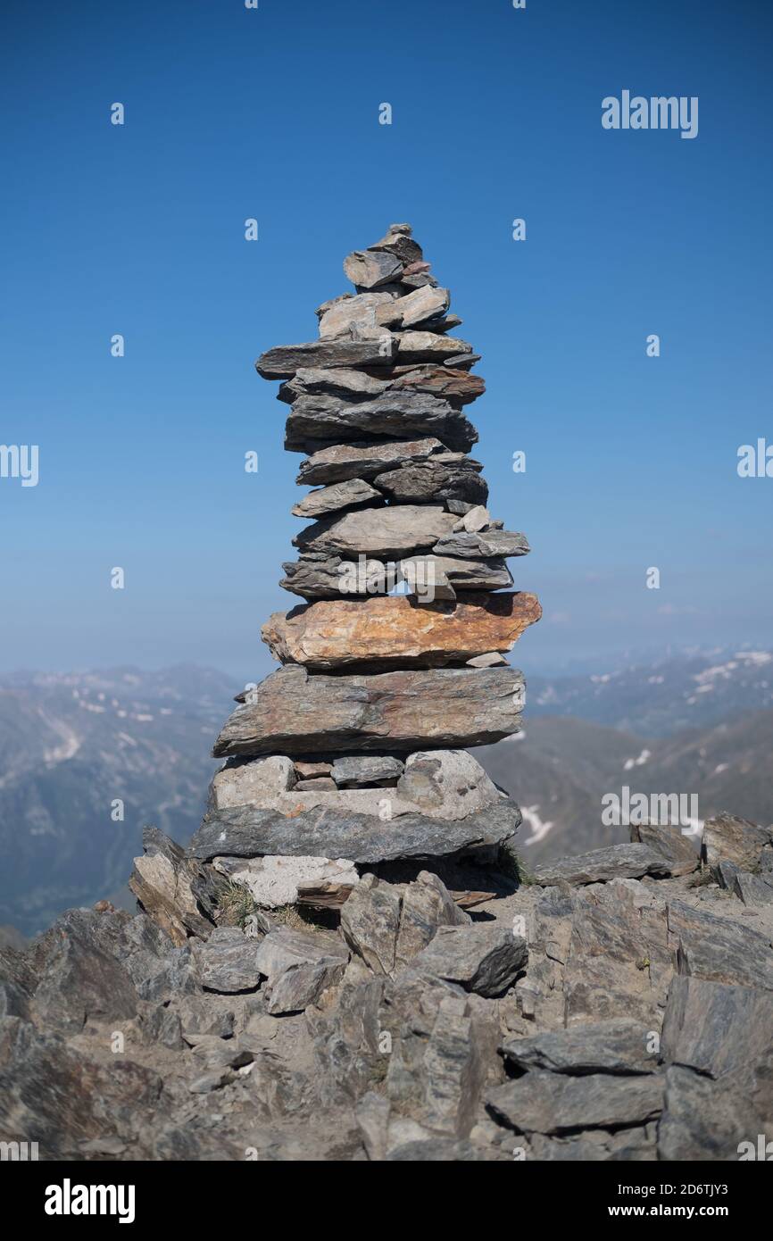 Cairn au sommet de Carlit Peak, Puig Carlit 2921m, le point culminant du département des Pyrénées Orientales, France Banque D'Images