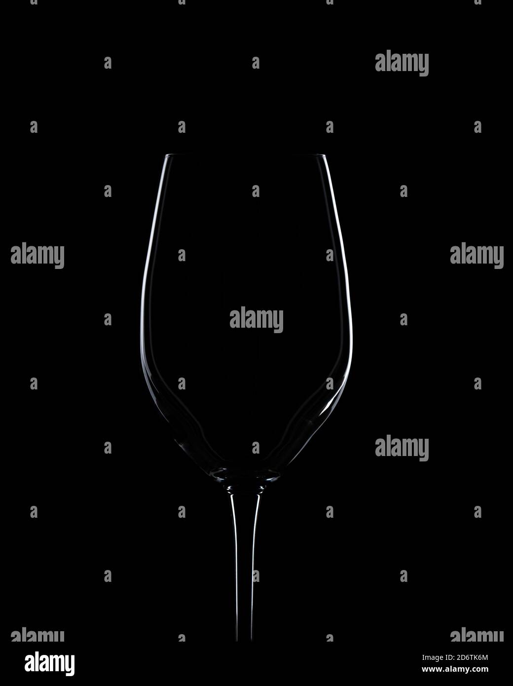 Verre blanc de vin silhouette sur fond noir . Photo de haute qualité Banque D'Images