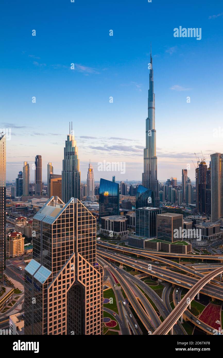 La vue futuriste de l'horizon de Dubaï avec le gratte-ciel de Burj Khalifa au crépuscule. Banque D'Images