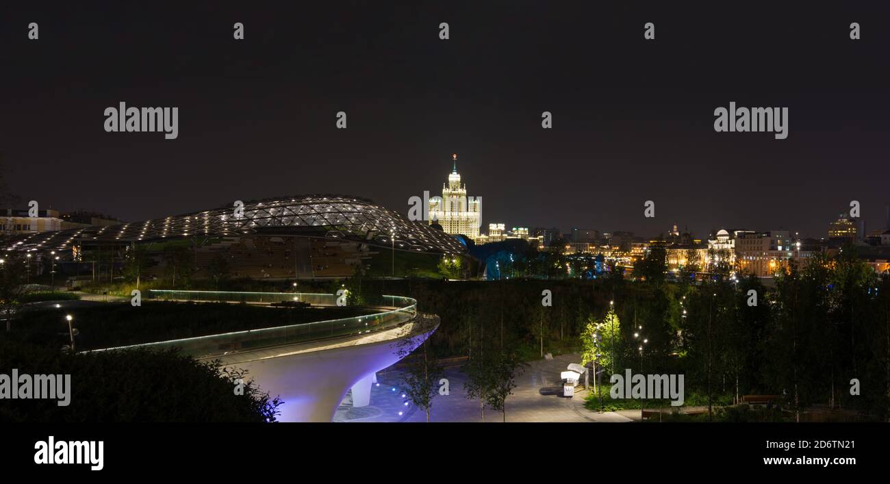 Parc de Moscou zaryadye pendant une nuit d'été. Banque D'Images