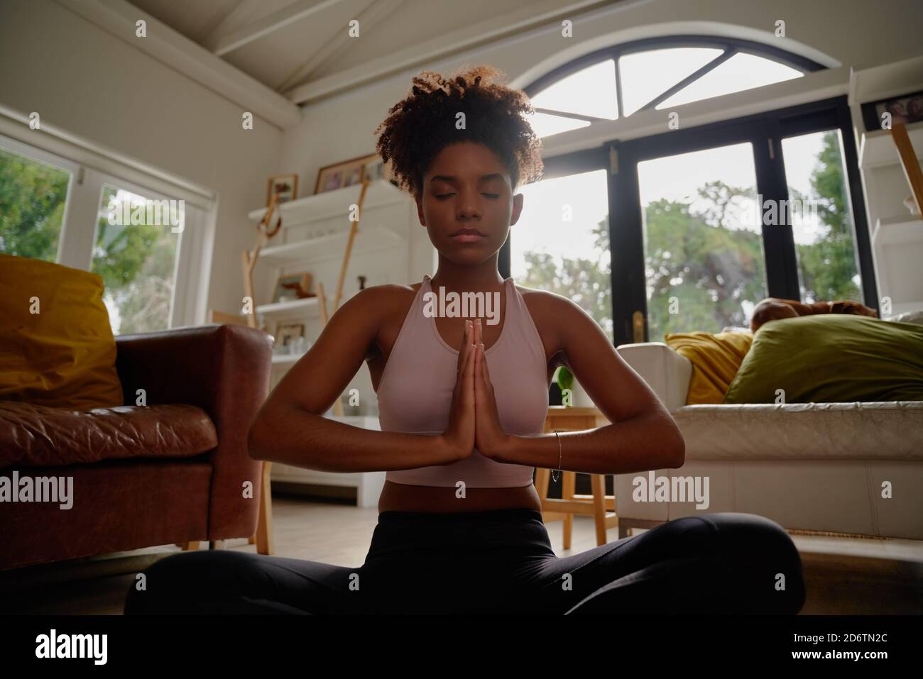 Portrait d'une jeune femme yogique africaine pratiquant le yoga au namaste positionner et fermer les yeux Banque D'Images
