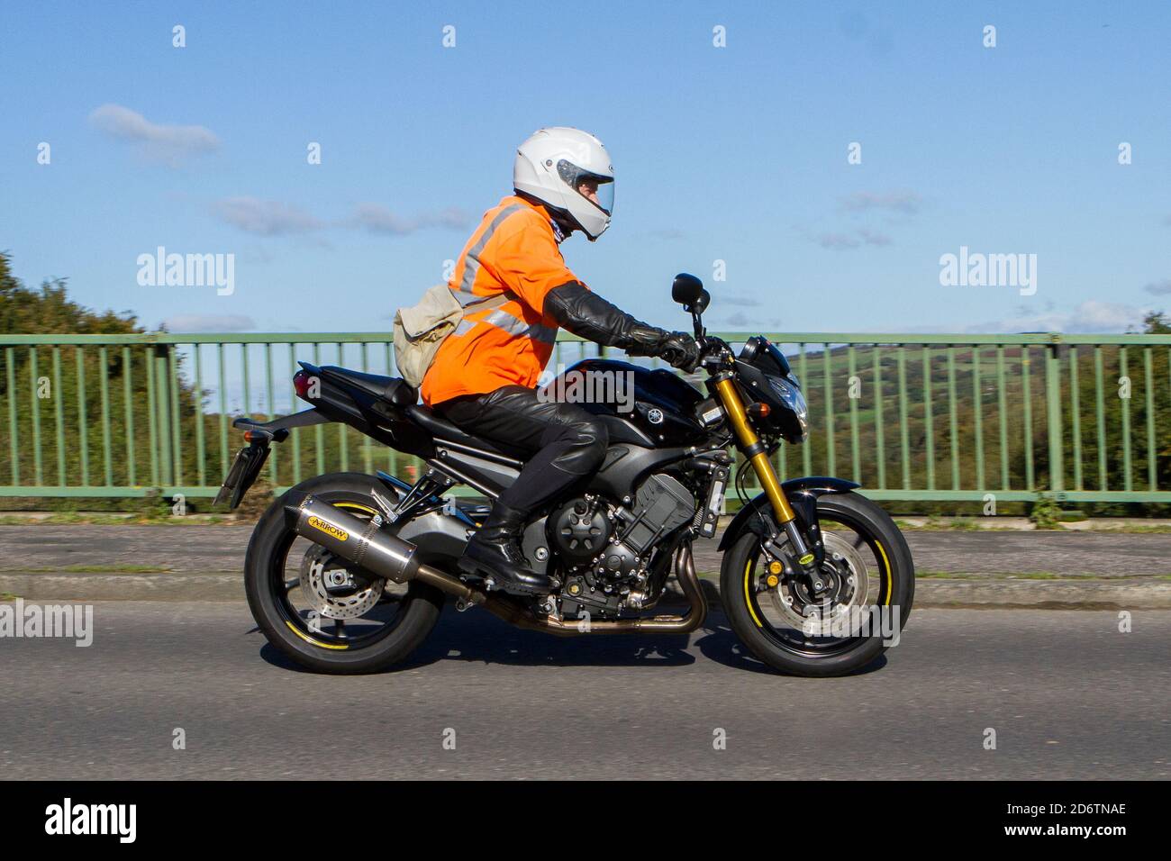 Yamaha moto moto motard rider; deux véhicules à roues, motos, véhicule,  routes, motos, motards croisant le pont autoroutier Royaume-Uni Photo Stock  - Alamy