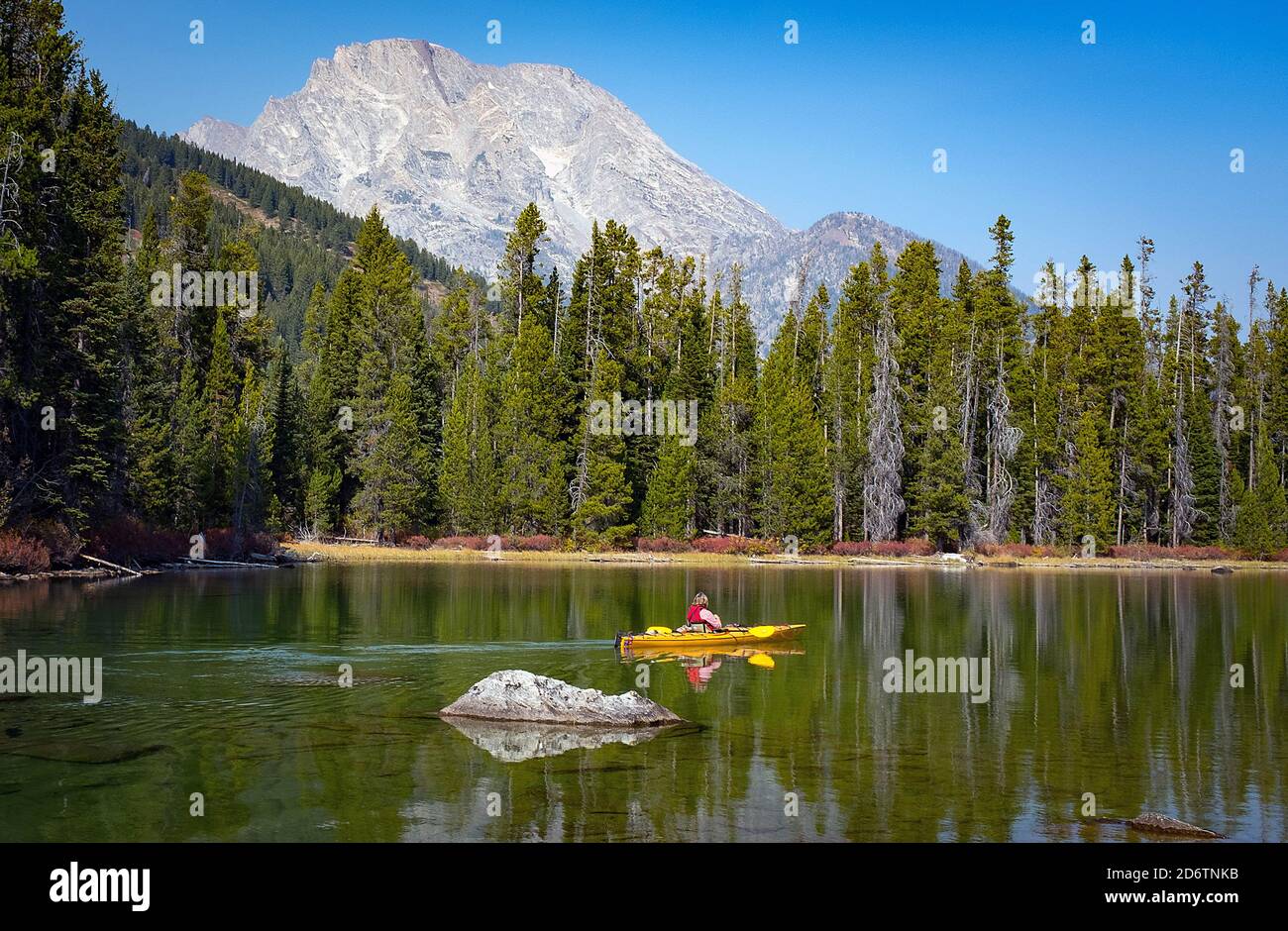 8 octobre 2020 : un kayakiste jouit de la tranquillité du lac String sous l'imposant mont. Moran, parc national de Grand Teton, Jackson, Wyoming. Banque D'Images