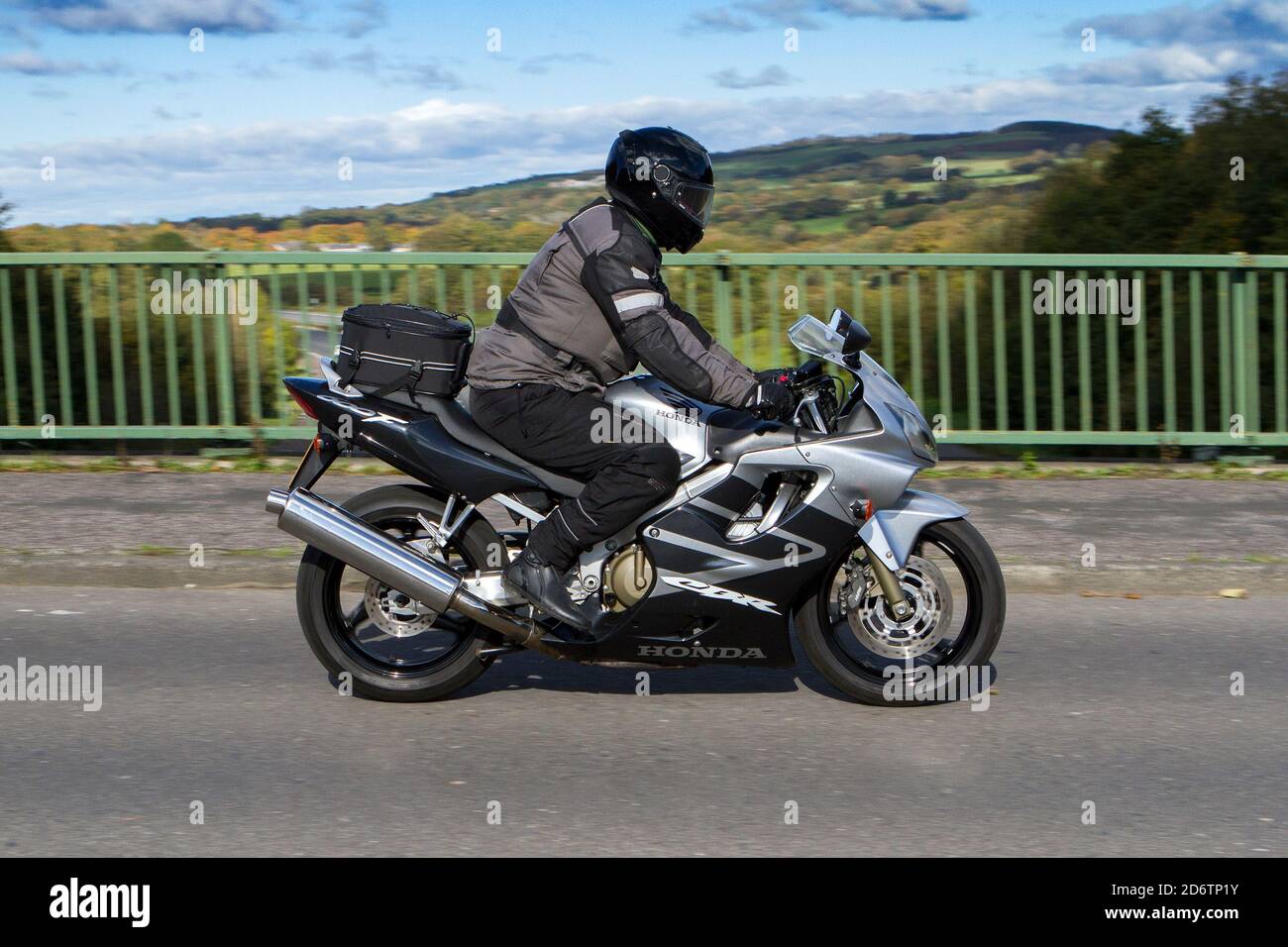 Honda CBR 600F motard ; transport à deux roues, motocyclettes, véhicule, routes, motos, motards franchissant le pont autoroutier du Royaume-Uni Banque D'Images