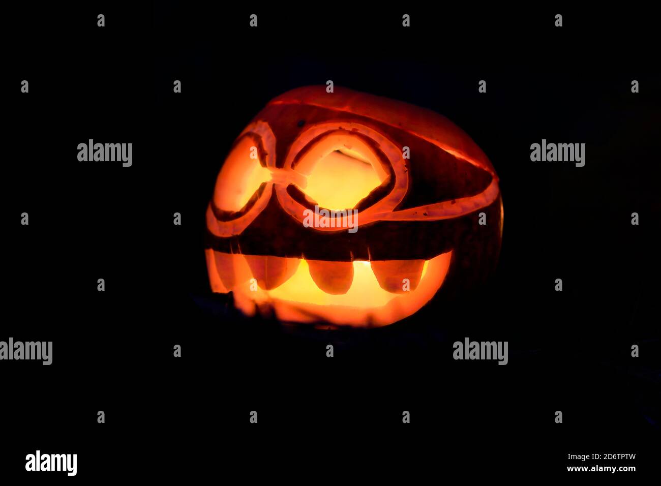 Citrouille d'Halloween illuminée dans la nuit sombre. Banque D'Images