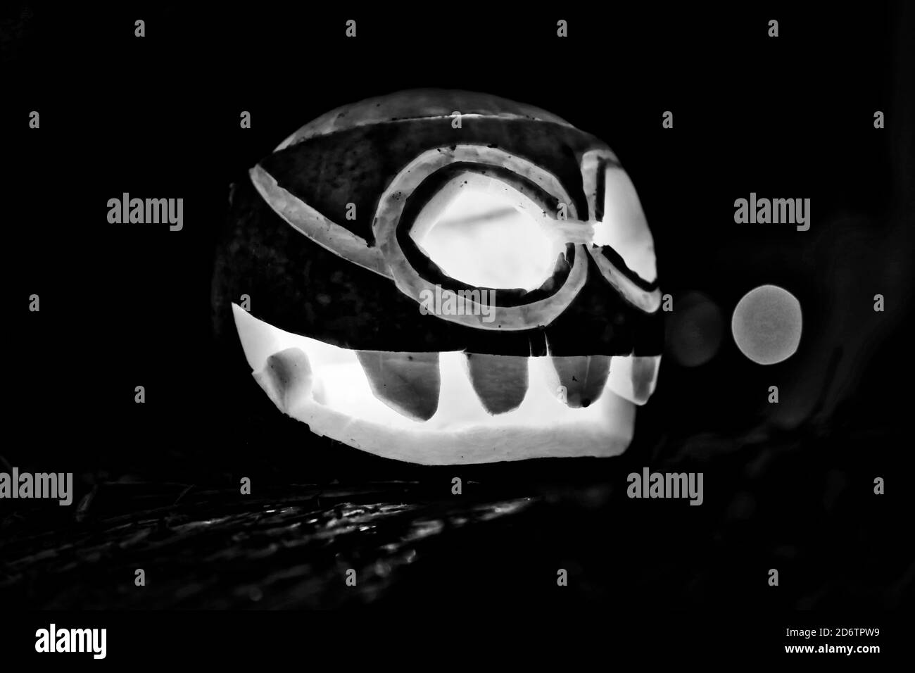 Citrouille d'Halloween effrayante et lumineuse dans la nuit sombre. Conversion noir et blanc. Banque D'Images