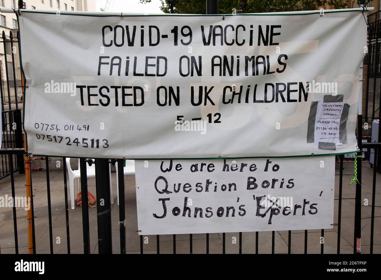 Les théoriciens de la conspiration dénoncent l'épidémie du coronavirus comme le gouvernement le contrôlait le long de Whitehall le 7 septembre 2020 à Londres, au Royaume-Uni. Banque D'Images
