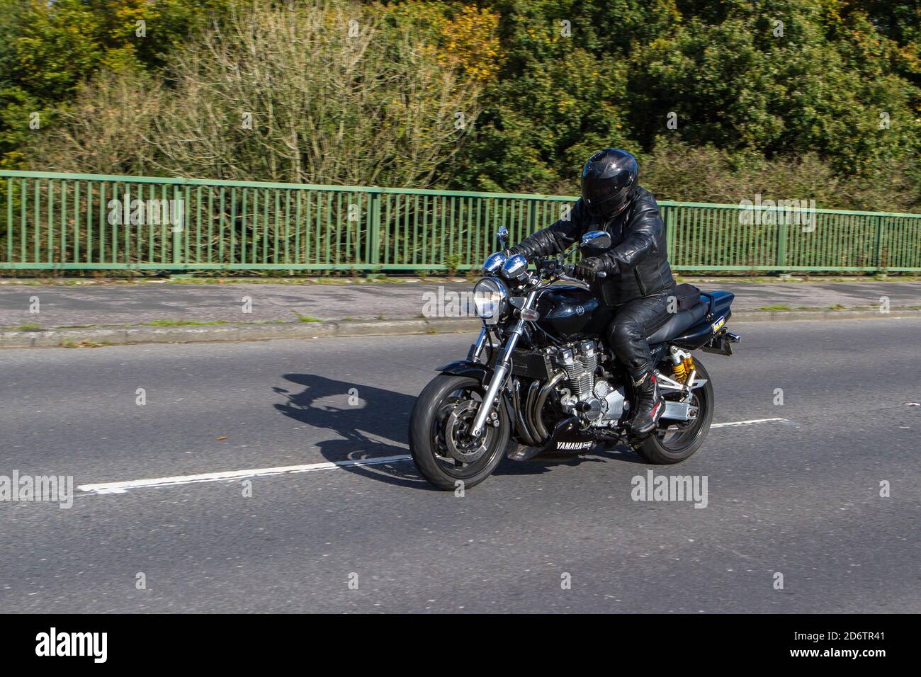 Yamaha moto moto motard rider; deux véhicules à roues, motos, véhicule, routes, motos, motards croisant le pont autoroutier Royaume-Uni Banque D'Images
