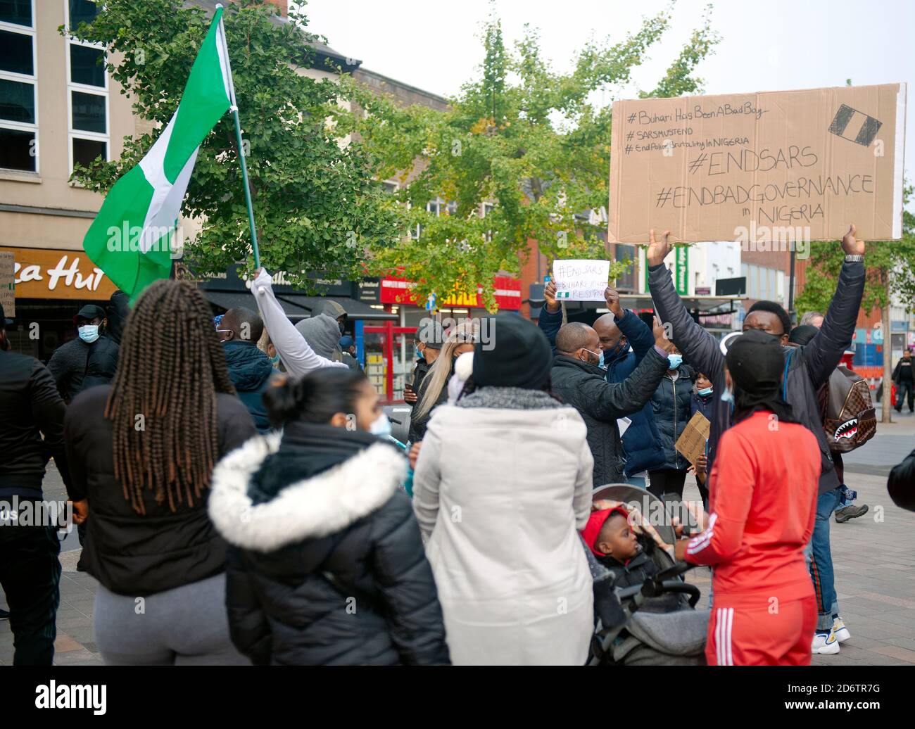 Des membres de la communauté nigériane manifestent et protestent pour mettre fin au SRAS et à la brutalité policière. Banque D'Images