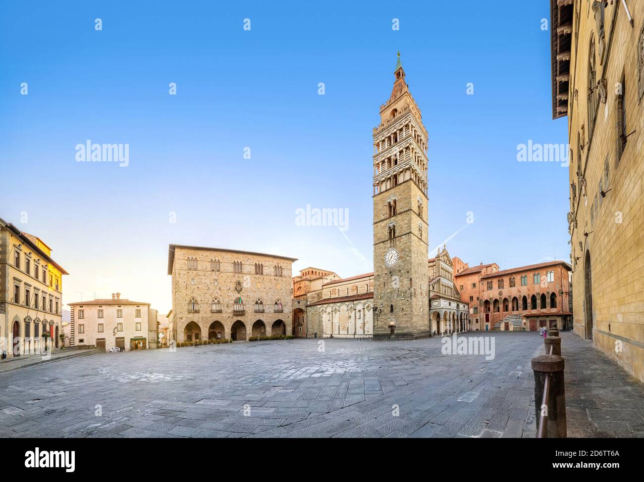 Pistoia, Italie. Panorama de la place Piazza del Duomo avec l'ancien hôtel de ville et la cathédrale de San Zeno au lever du soleil Banque D'Images