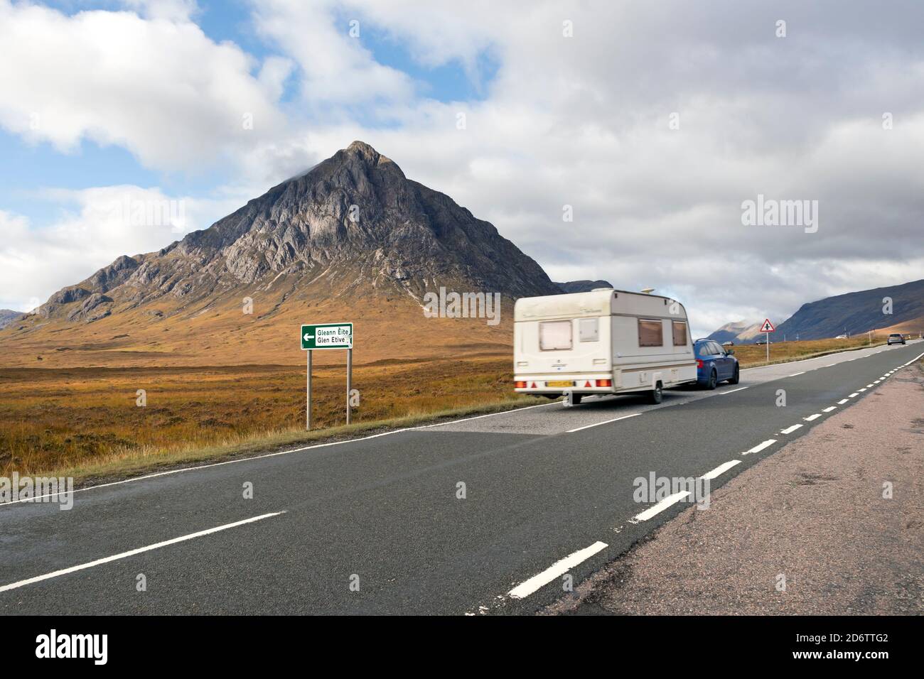 Trafic sur la route A82 avec la montagne de Buachaville Etive Mor comme toile de fond, Glencoe, Highland, Écosse, Royaume-Uni Banque D'Images