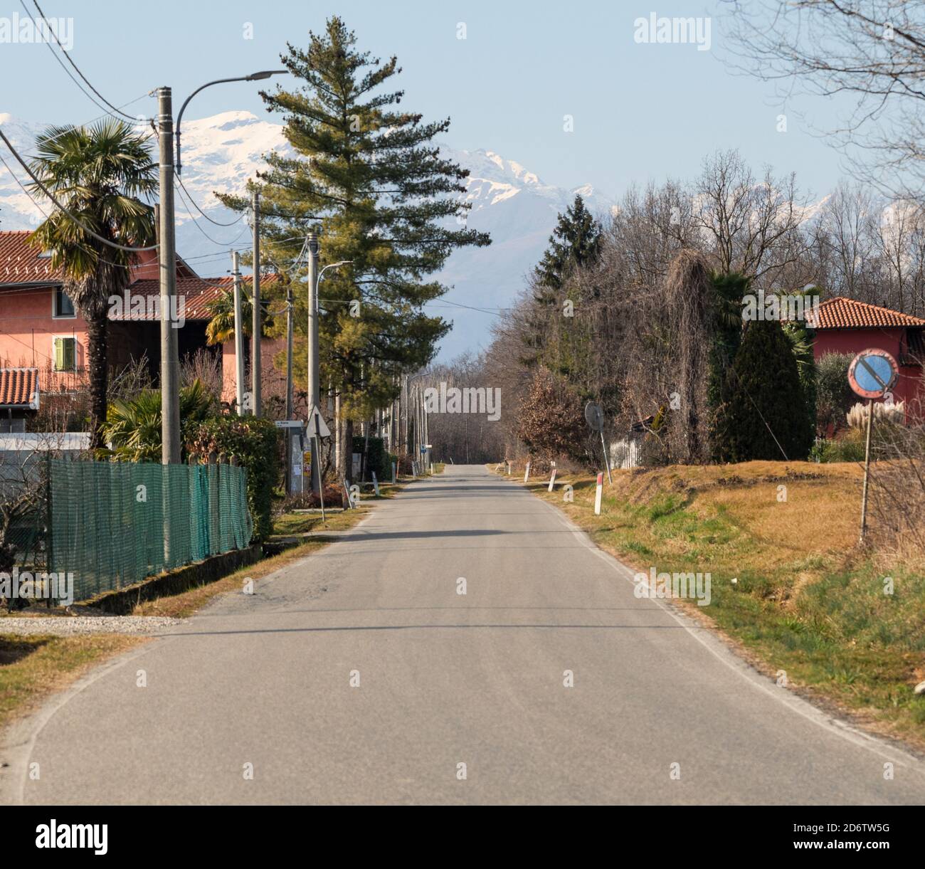 Route vide dans la campagne du Piémont avec une vue imprenable sur Les montagnes enneigées sur un jour ensoleillé d'automne.Italie Banque D'Images