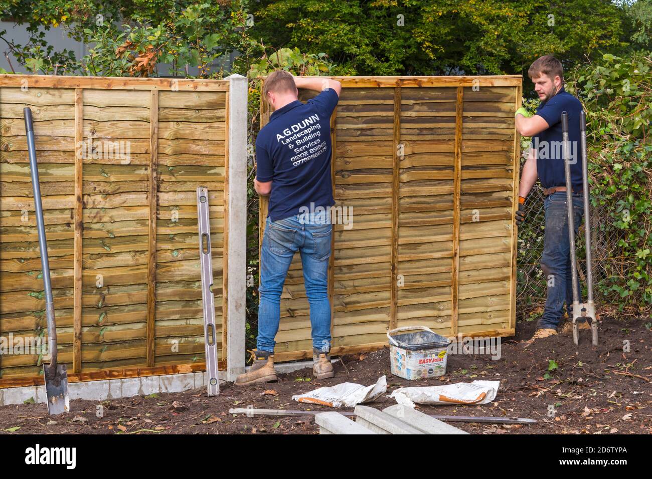 Travaux de déstockage et de rénovation du jardin en octobre à Bournemouth, Dorset, Royaume-Uni - ériger l'installation de nouvelles clôtures de clôture, panneau de clôture Banque D'Images