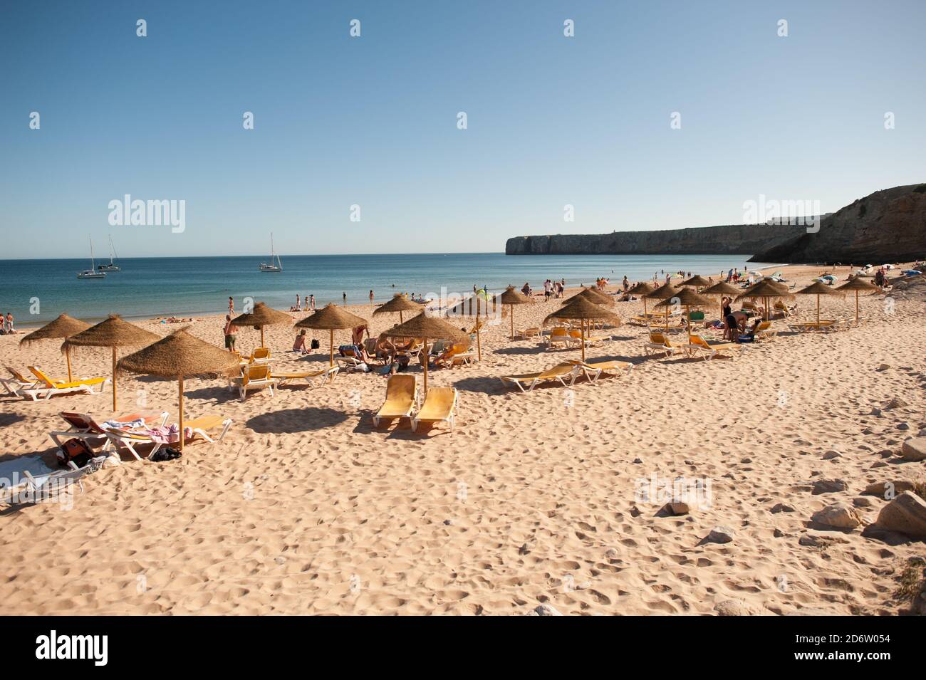 Plage de sable avec parasols en été à Sagres, Portugal Photo Stock - Alamy