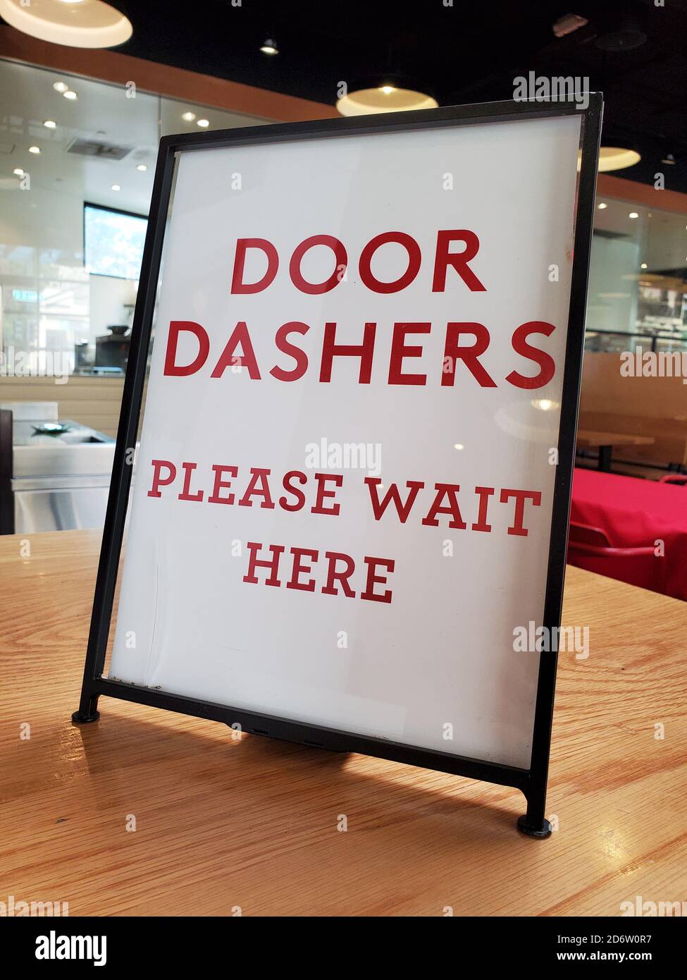 Gros plan de la lecture de panneaux Dashers de porte Veuillez attendre ici, en référence au service de livraison de nourriture Doordash, dans un restaurant à Walnut Creek, Californie, le 7 septembre 2020. () Banque D'Images
