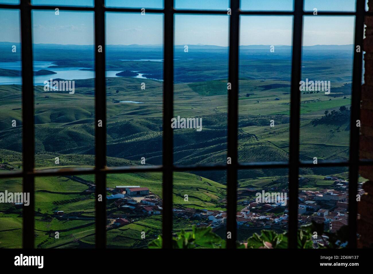 Paysage de vallée et de montagnes avec réservoir de fenêtre avec barres Banque D'Images