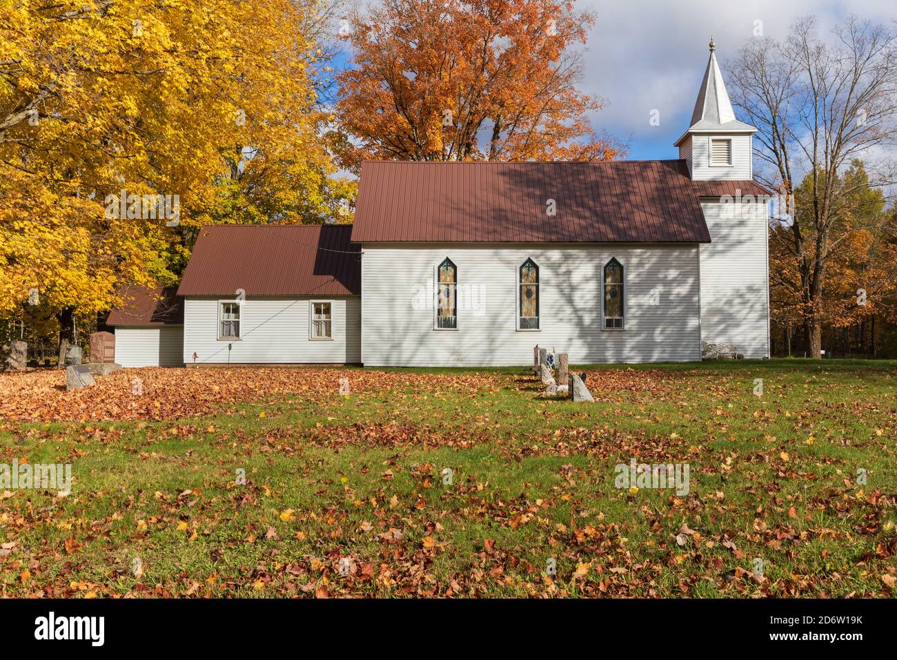 Une église de campagne lors d'une belle journée d'automne dans le nord du Wisconsin. Banque D'Images