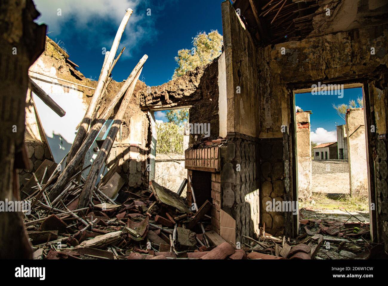 Intérieur de maison en ruines avec des ouvertures de paysage par diverses ouvertures Banque D'Images