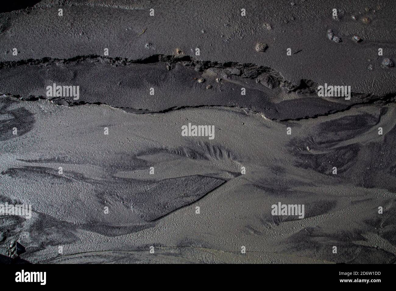 Texture du sol noir avec des signes d'érosion de l'eau Banque D'Images