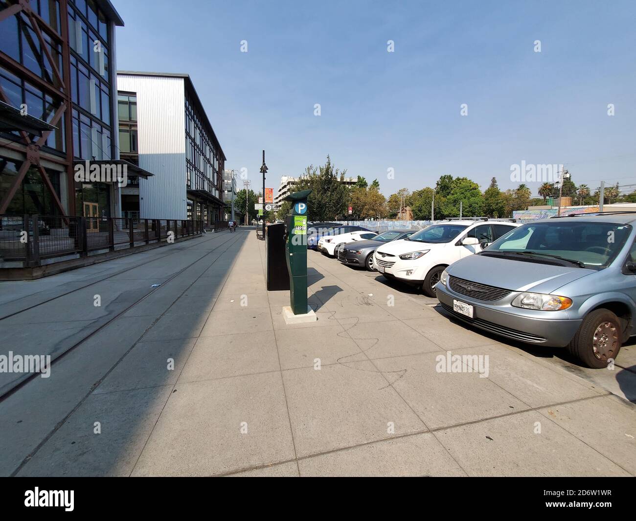 Grand angle de voitures et de bâtiments dans le centre-ville de Sacramento, Californie, 20 septembre 2020. () Banque D'Images