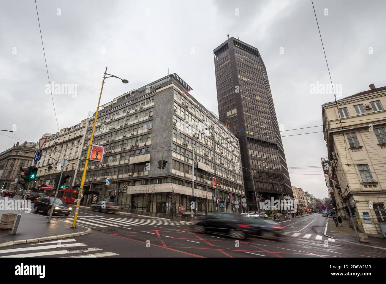 BELGRADE, SERBIE - 20 JANVIER 2019: Tour Beograjanka, également appelée Palata Beograd, ou palais de Belgrade, vu de la rue Kneza Milosa avec des voitures p Banque D'Images