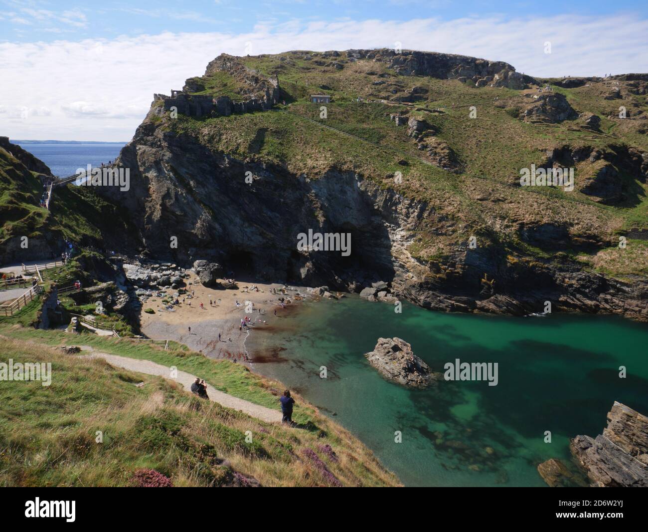 La plage du château et la grotte de Merlin, Tintagel, Cornouailles. Banque D'Images