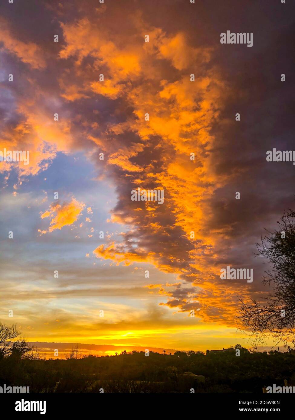 Superbe coucher de soleil spectaculaire à Tucson, Arizona, avec vue sur le nuage. Banque D'Images