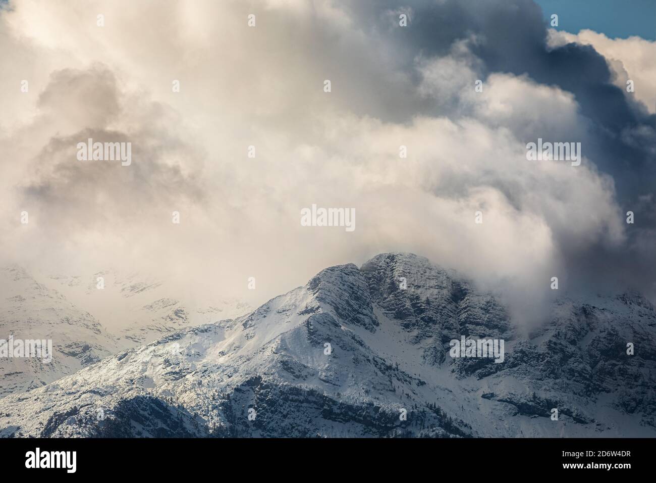pic de montagne dans le nuage de tempête de neige en hiver Banque D'Images