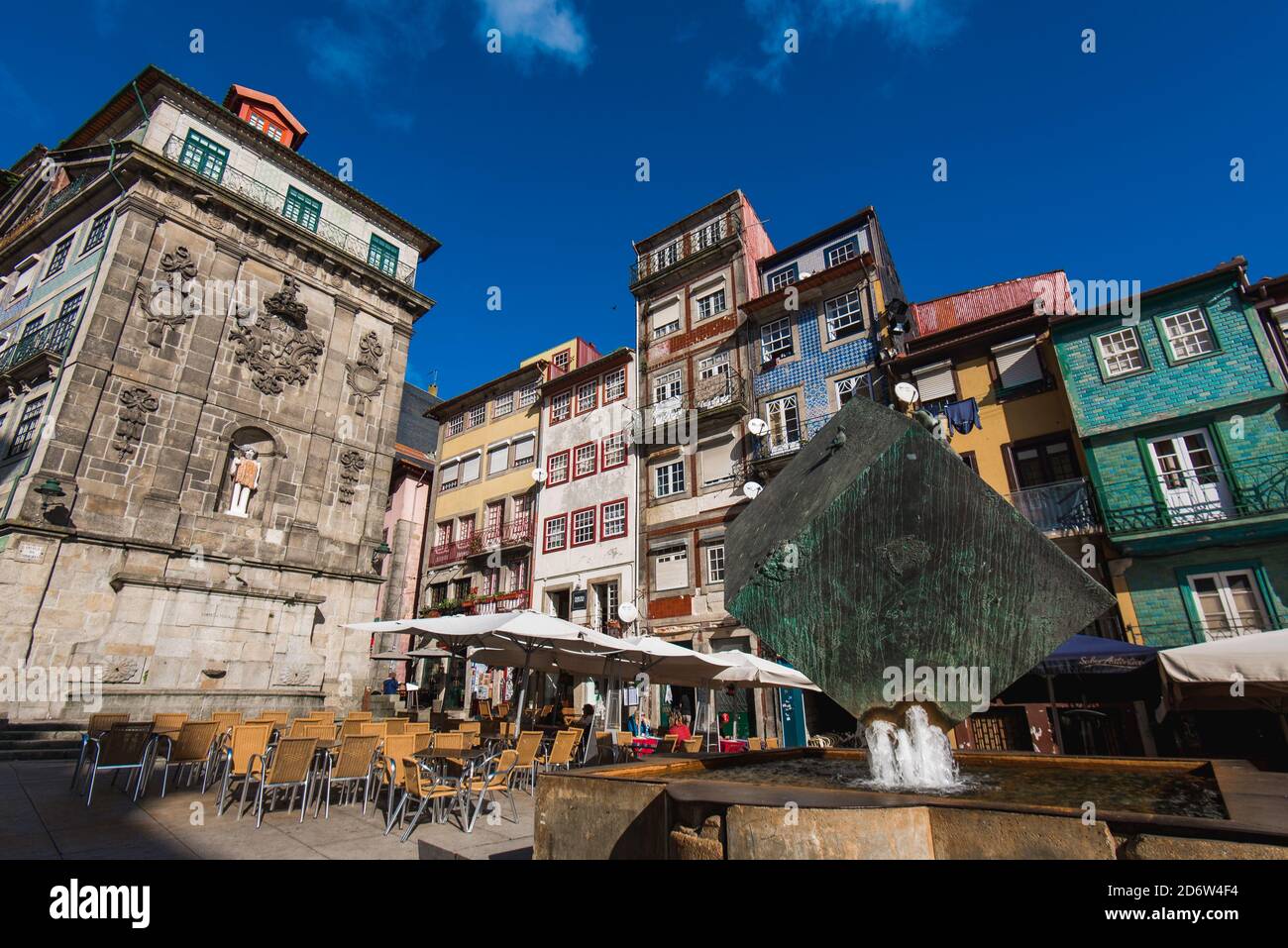 Porto, Portugal - 21 novembre 2019 : fontaine cubique (fonte do Cubo) sur la place Ribeira, au centre de la ville. Banque D'Images