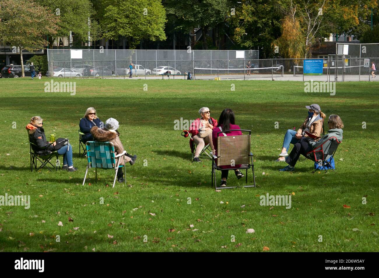 Femmes assises dans un cercle social-distancer et bavarder dans un parc pendant la pandémie COVID-19, Vancouver, C.-B., Canada Banque D'Images