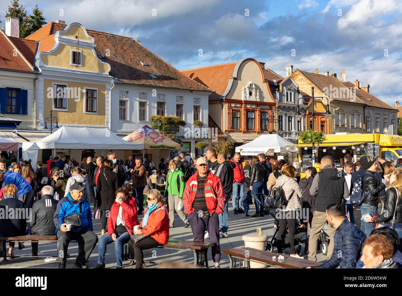 10.18.2020 - Kőszeg, Hongrie: Marché de jour Orsolya sur la place principale de Kőszeg avec une foule de gens Banque D'Images