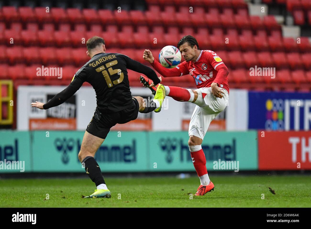 DaN Gardner (15) de Wigan Athletic commence à la bille Banque D'Images