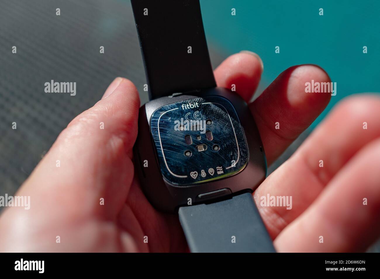Vue arrière avec plaque arrière conductrice et capteurs visibles sur le dispositif portable de montre intelligente Fitbit Sense Health Tracking, San Ramon, Californie, 22 septembre 2020. () Banque D'Images