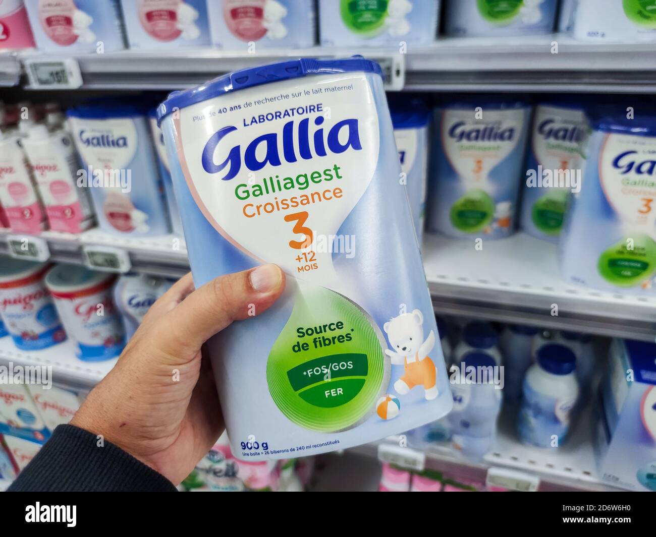 Puilboreau France 14 Octobre Un Consommateur Choisit Une Boite De Lait De Bebe De Marque Gallia Dans La Section Des Aliments Pour Bebes D Un Supermarche Photo Stock Alamy