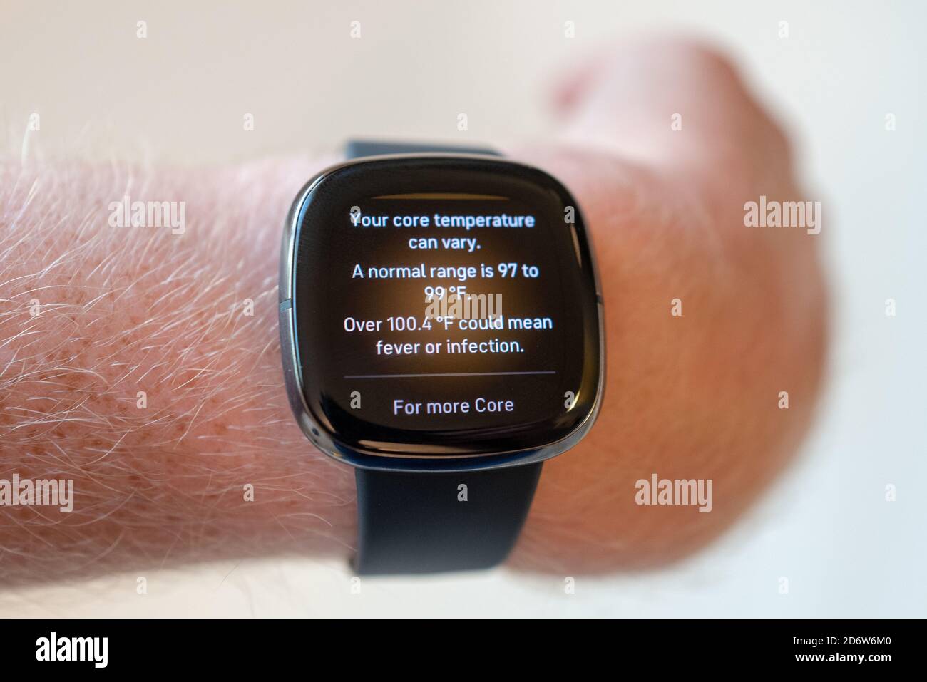 Explication de la fonction de suivi de la température sur le dispositif portable de suivi de la santé Fitbit Sense, San Ramon, Californie, 22 septembre 2020. () Banque D'Images