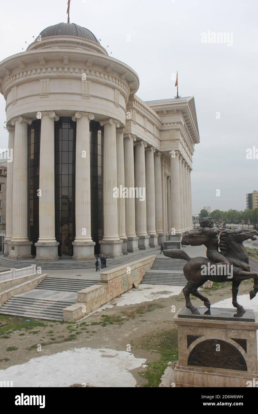 La rive de la rivière Vardar et le musée macédonien à Skopje Ville en Macédoine du Nord Banque D'Images